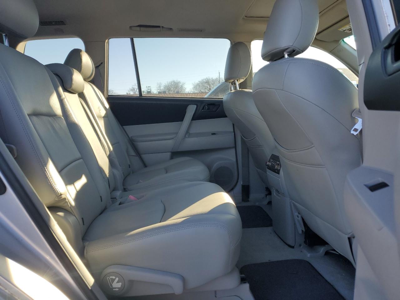2009 Toyota Highlander - Image 11