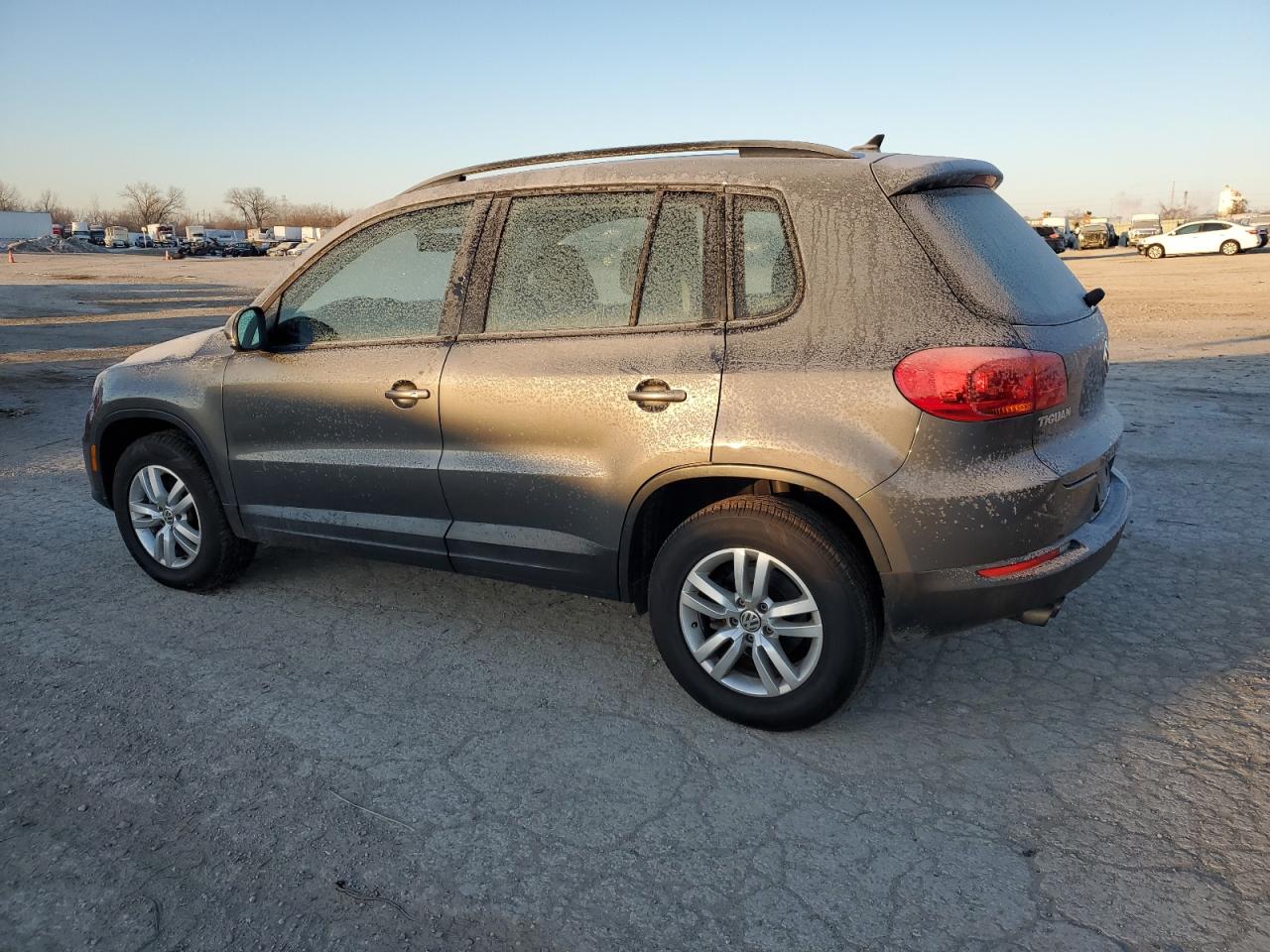 2017 Volkswagen Tiguan - Image 2