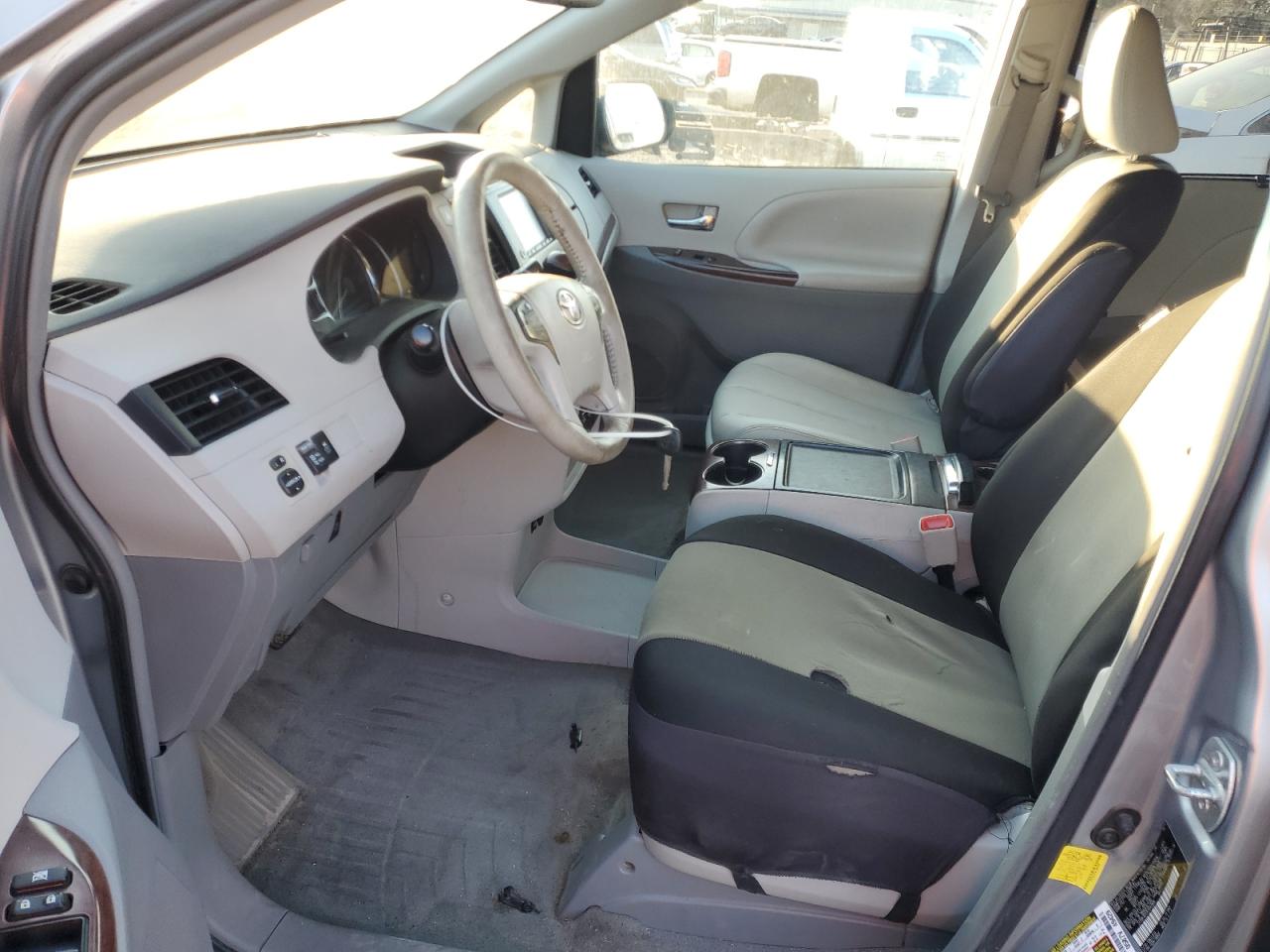 2012 Toyota Sienna - Image 7