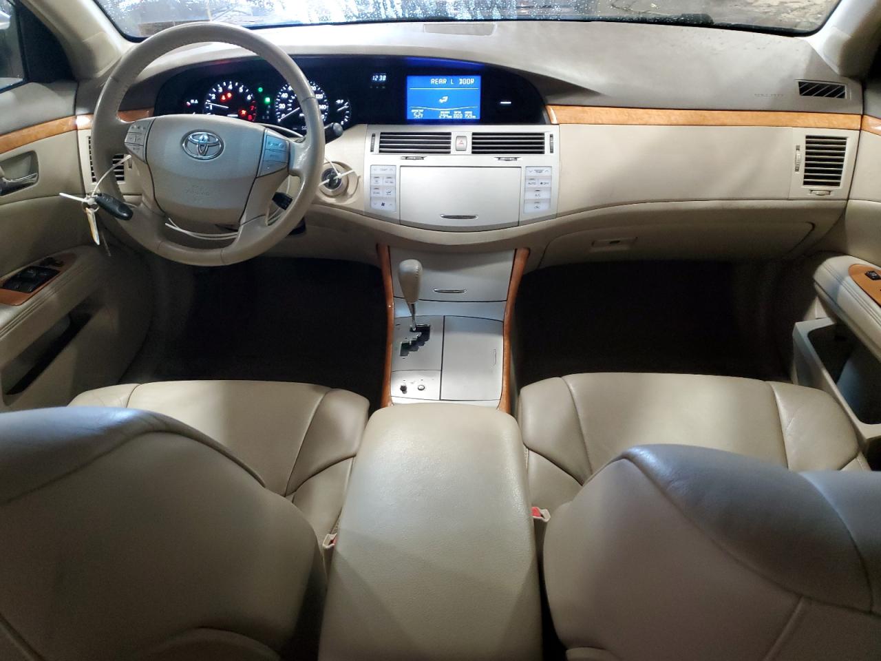 2005 Toyota Avalon - Image 8
