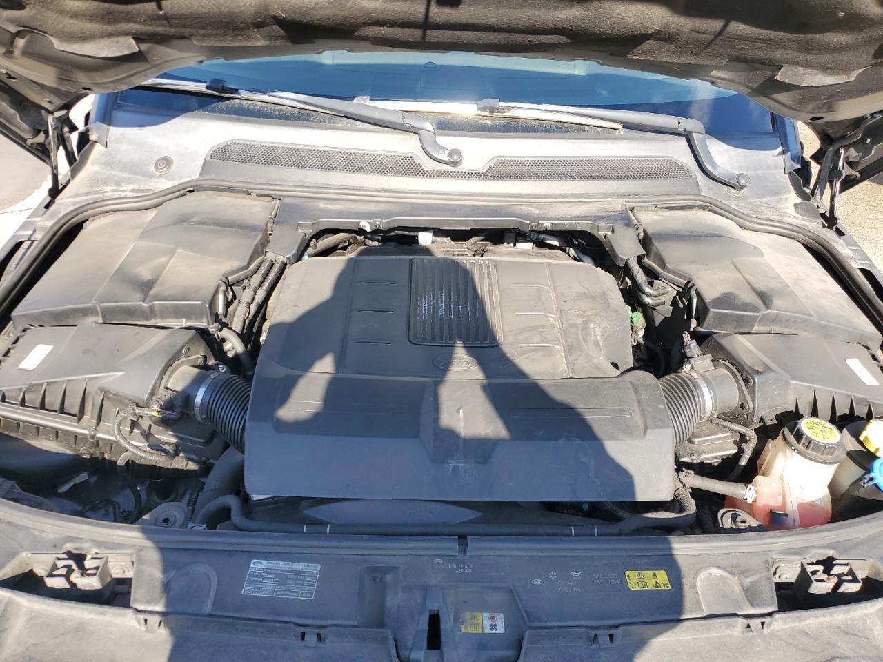 2016 Land Rover LR4 - Image 12