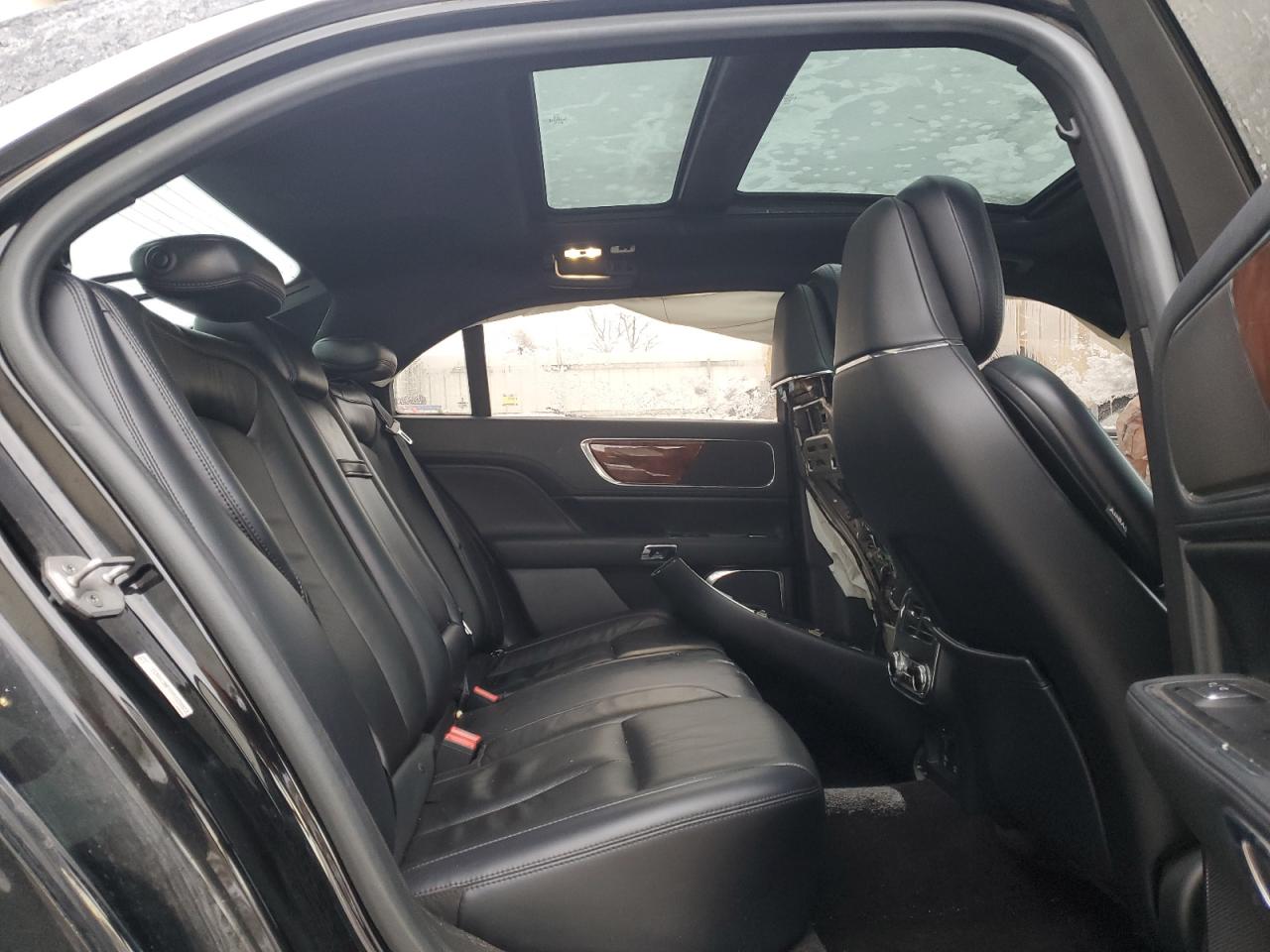 2017 Lincoln Continental - Image 10