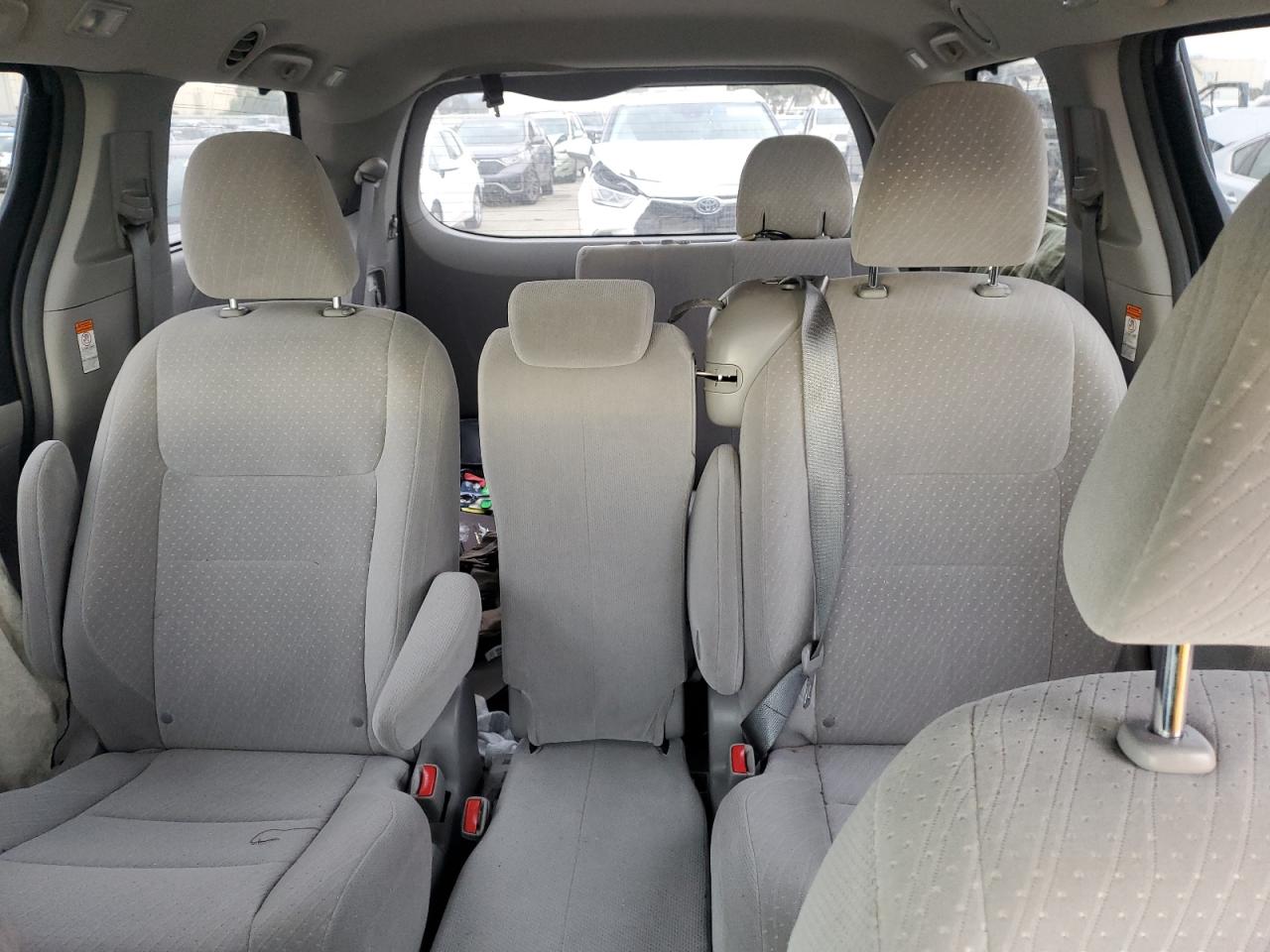 2018 Toyota Sienna - Image 10