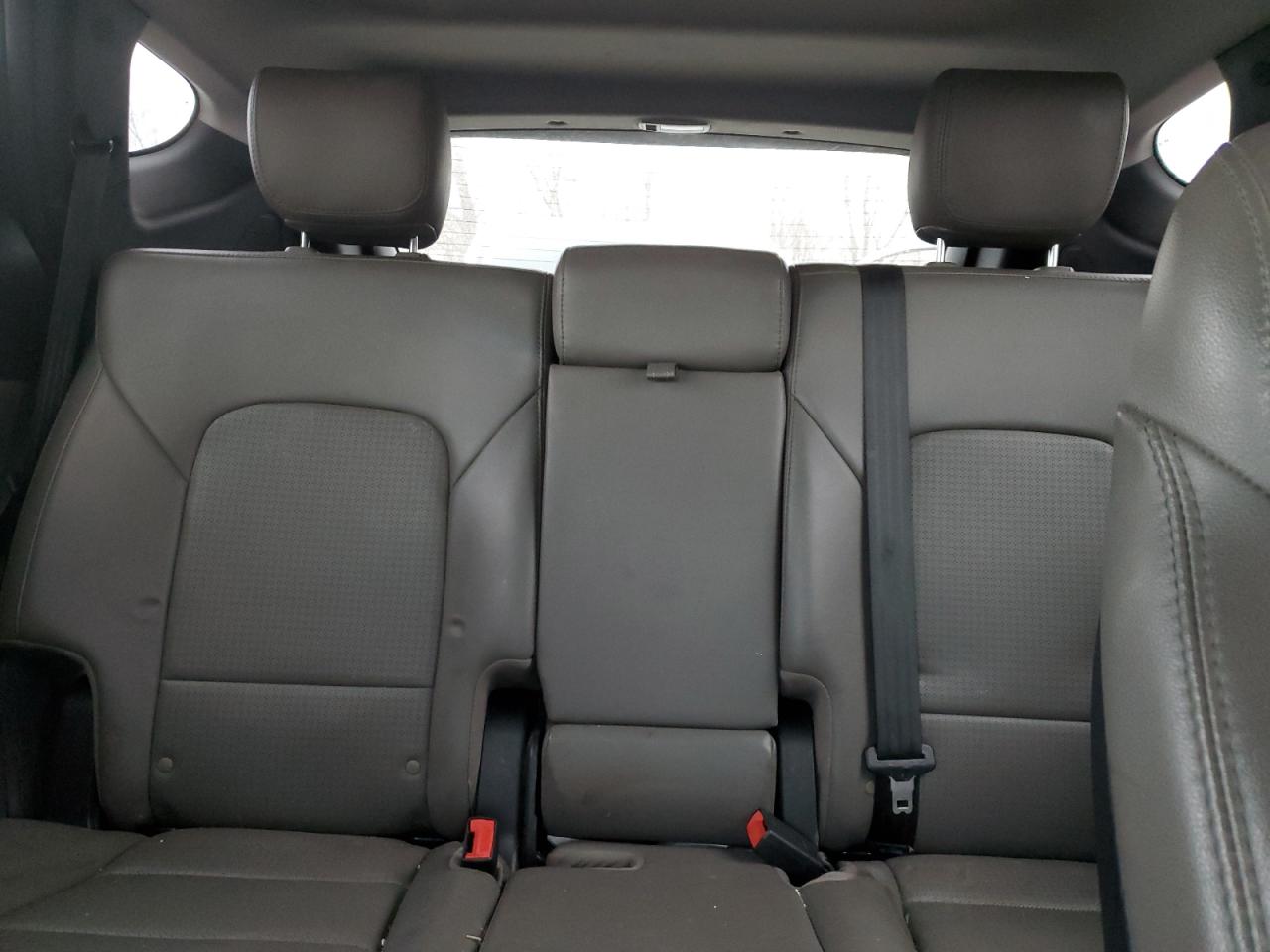 2015 Hyundai Santa Fe - Image 10