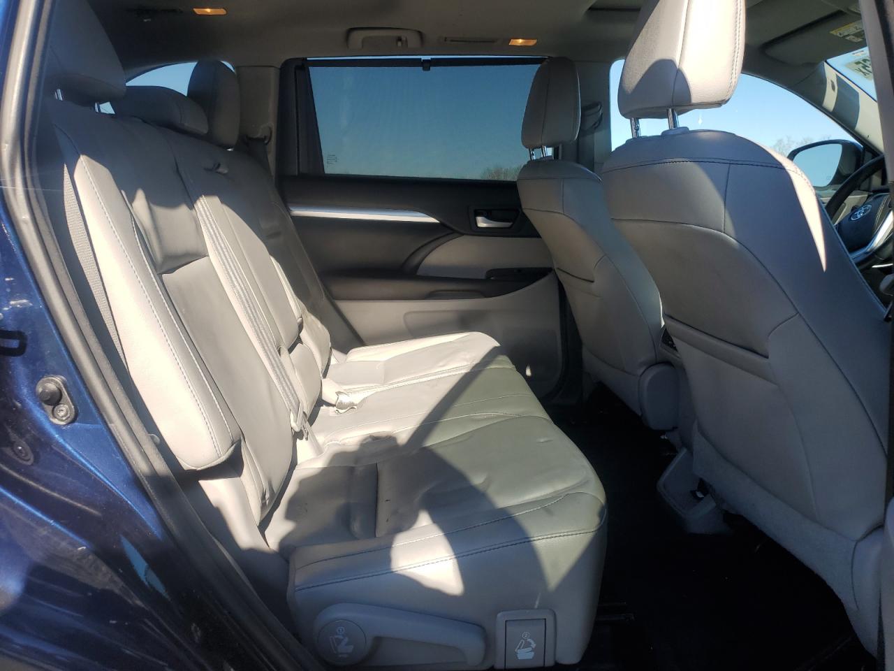 2016 Toyota Highlander - Image 11