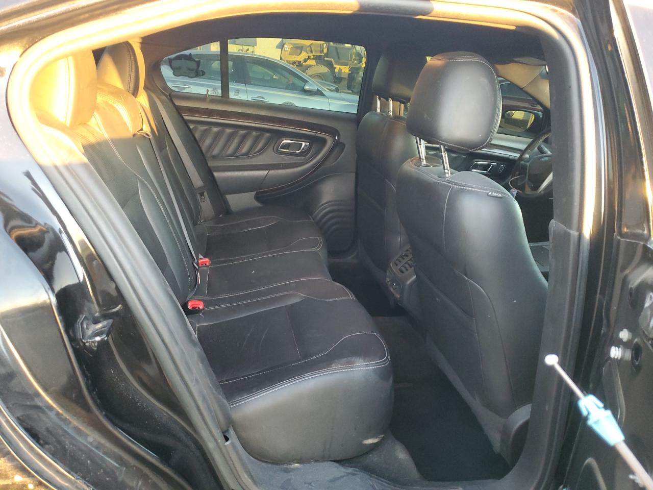 2015 Ford Taurus - Image 10