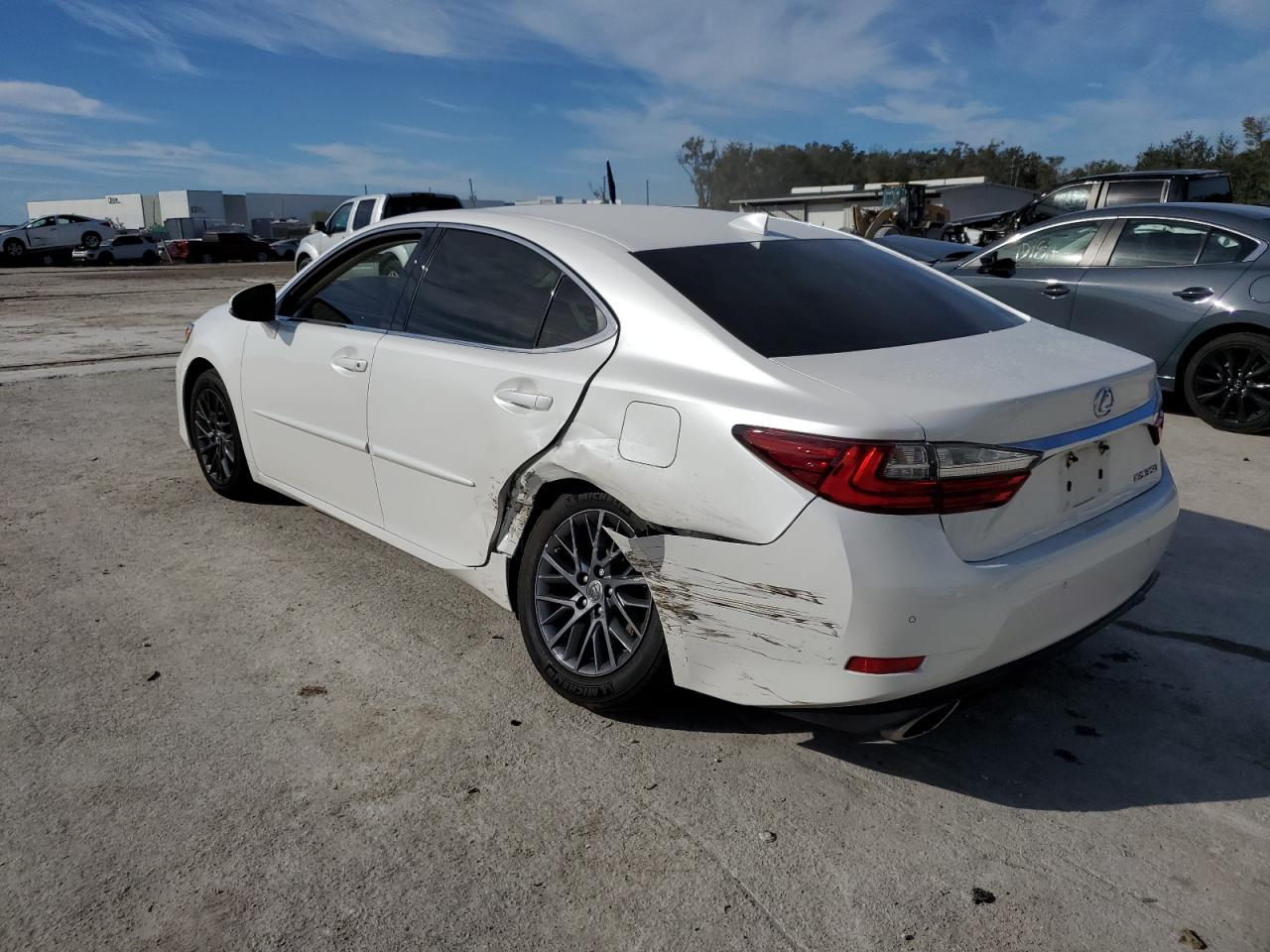2018 Lexus ES - Image 2
