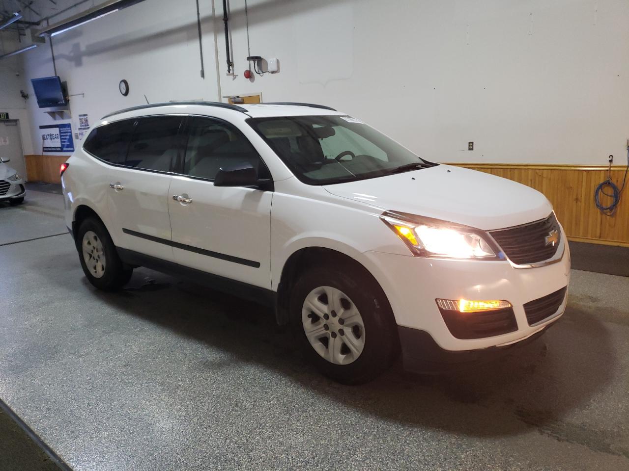 VIN 1GNKRFEDXGJ340667 2016 CHEVROLET TRAVERSE no.4