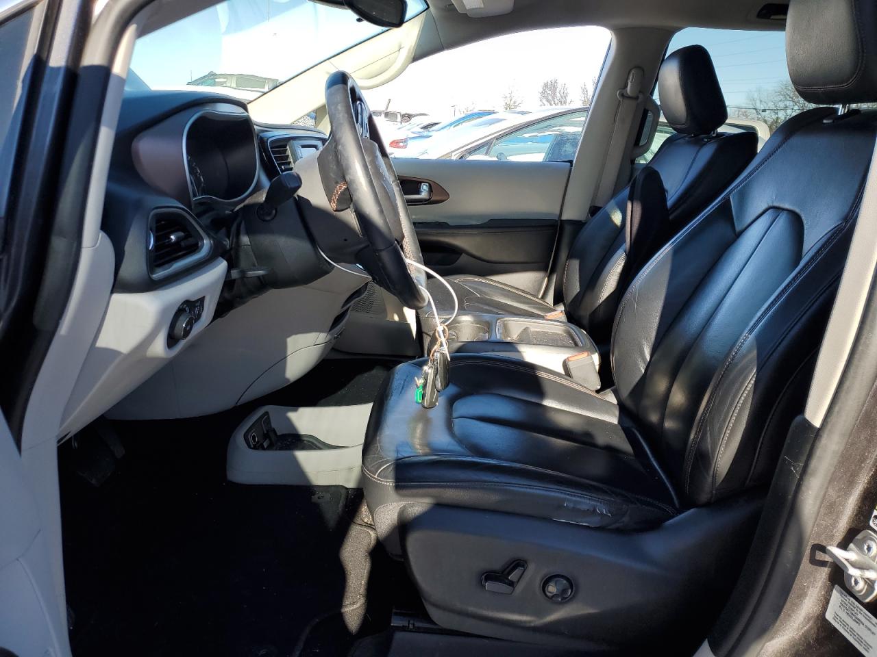 2017 Chrysler Pacifica - Image 7