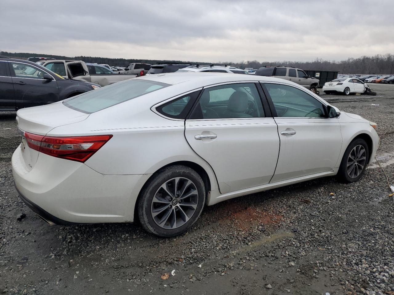 2018 Toyota Avalon - Image 3