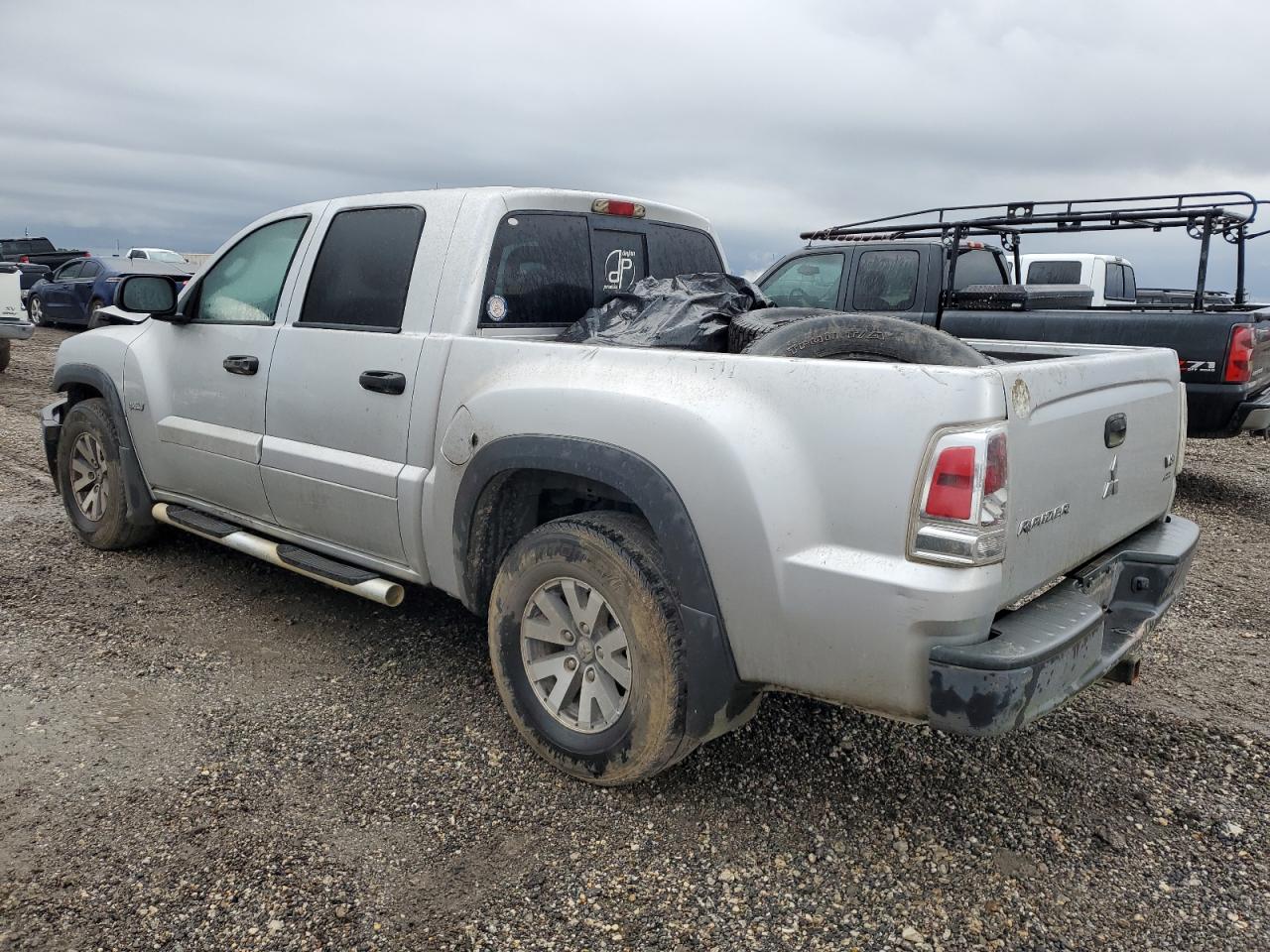 2006 Mitsubishi Raider - Image 2