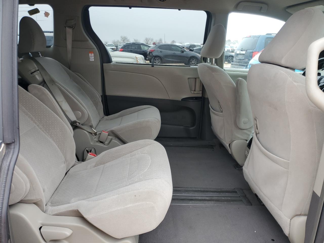 2015 Toyota Sienna - Image 10