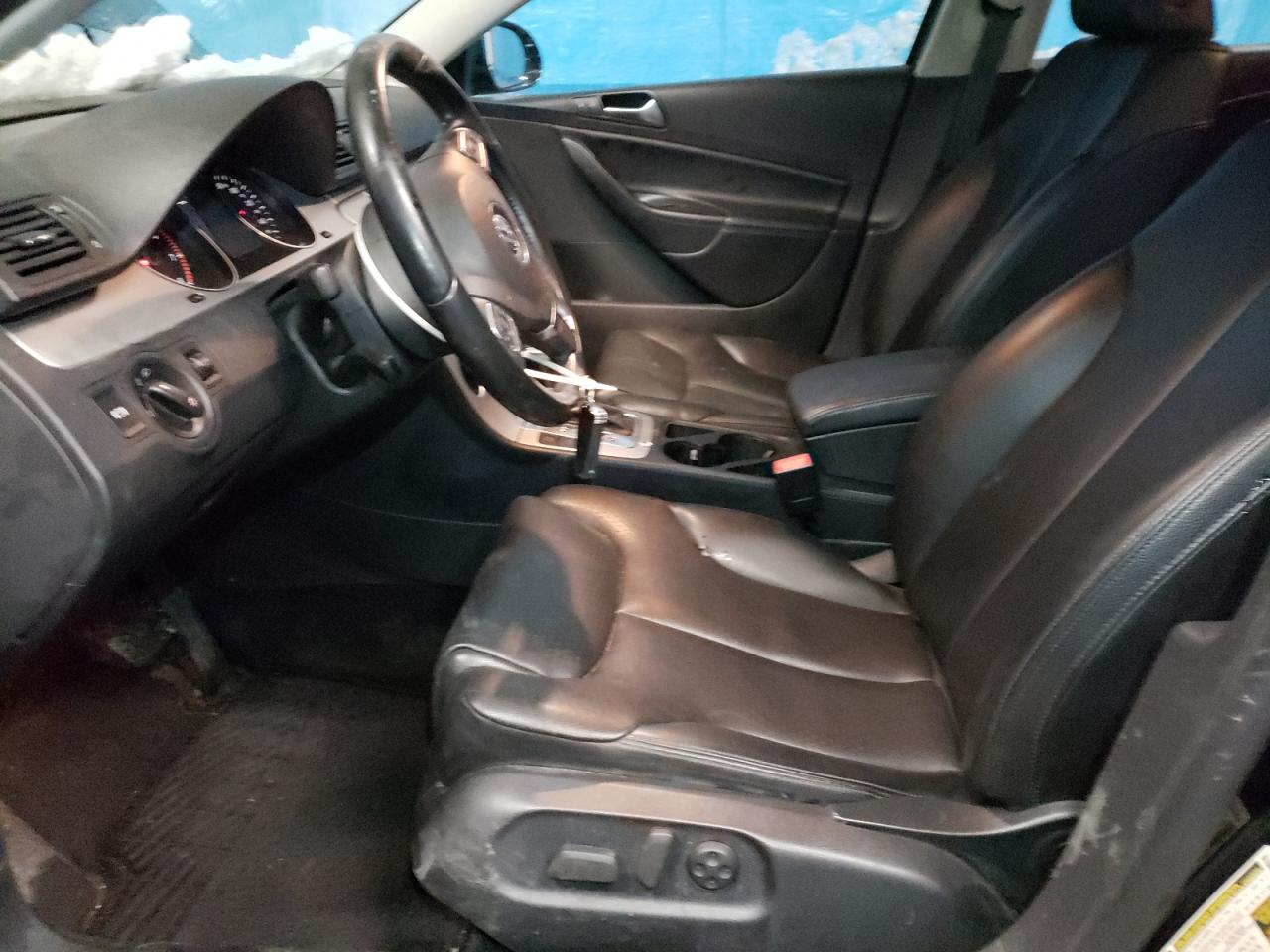 2010 Volkswagen Passat - Image 7