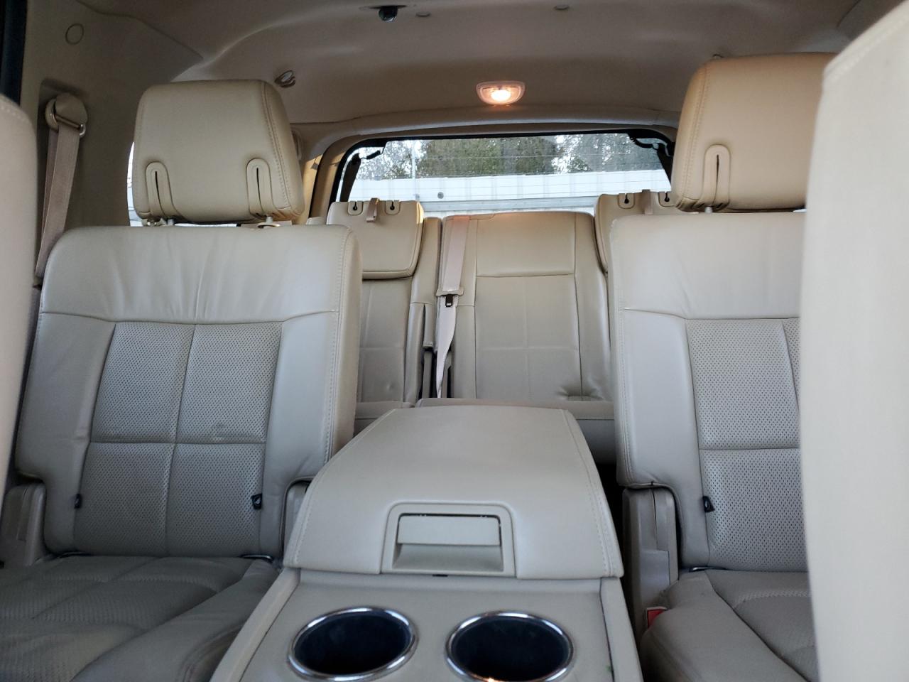 2010 Lincoln Navigator - Image 10