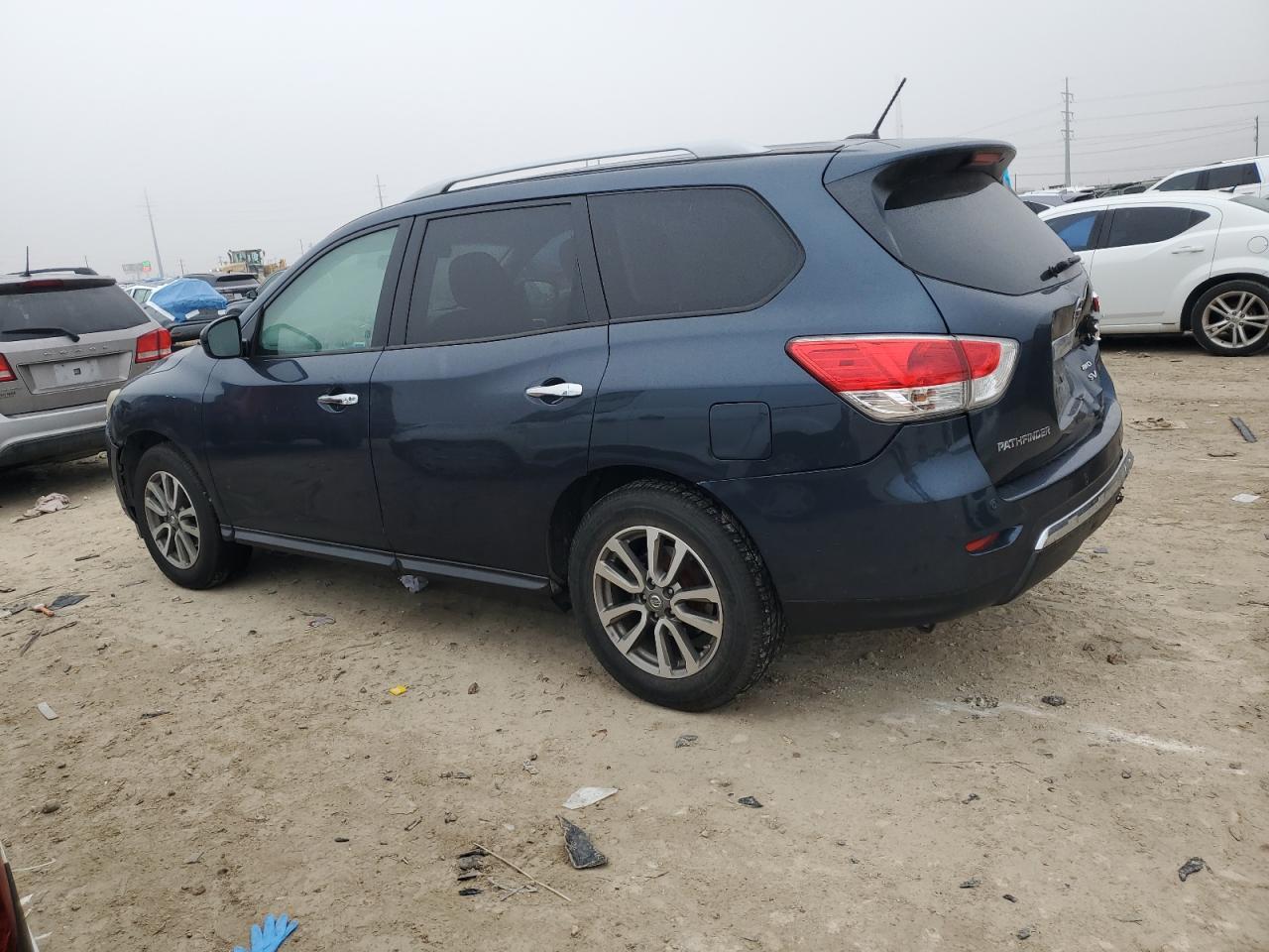 2015 Nissan Pathfinder - Image 2