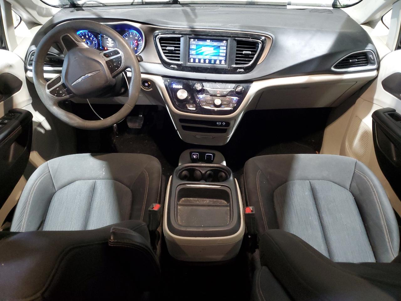 2018 Chrysler Pacifica - Image 8