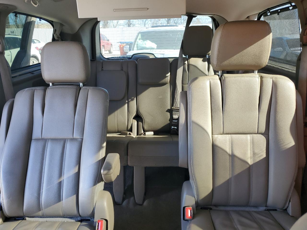 2016 Chrysler Town & Country - Image 10