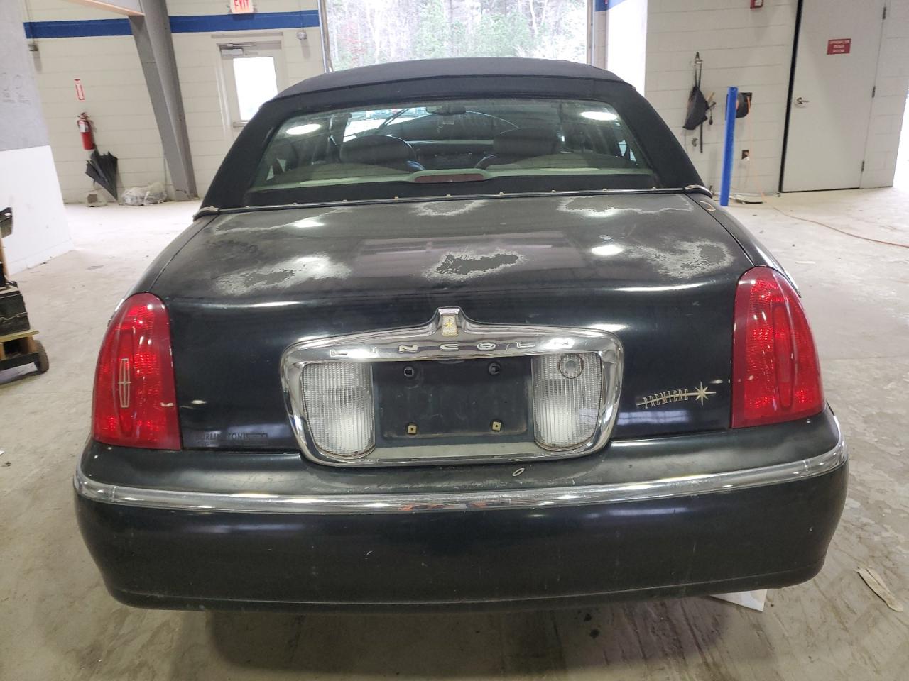 1999 Lincoln Town Car Signature VIN: 1LNFM82W9XY600361 Lot: 87359164