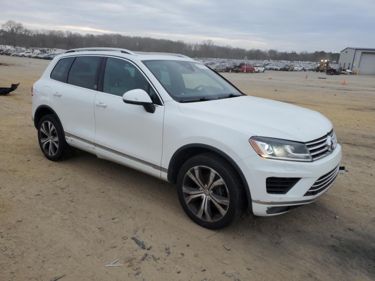 2017 Volkswagen Touareg - Image 4