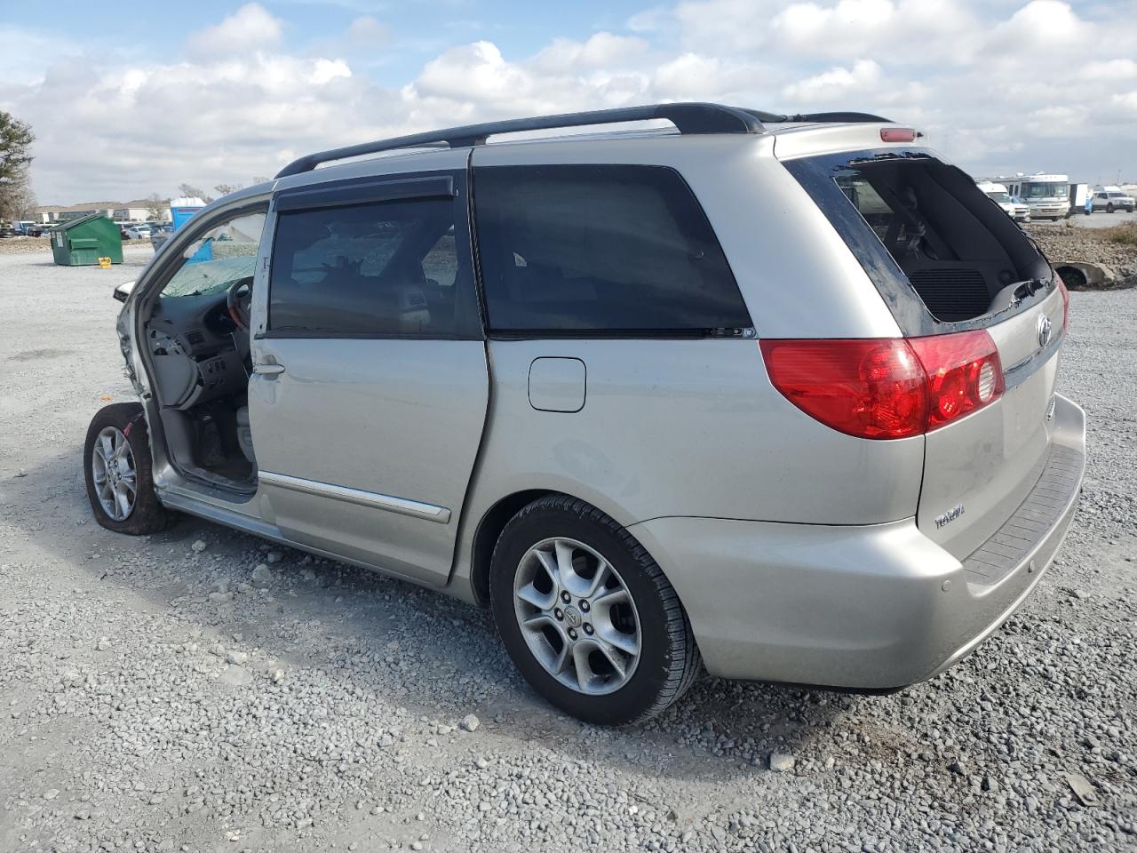 2006 Toyota Sienna - Image 2