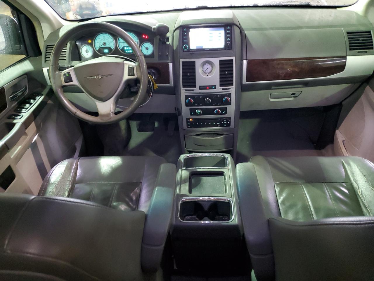 2010 Chrysler Town & Country - Image 8