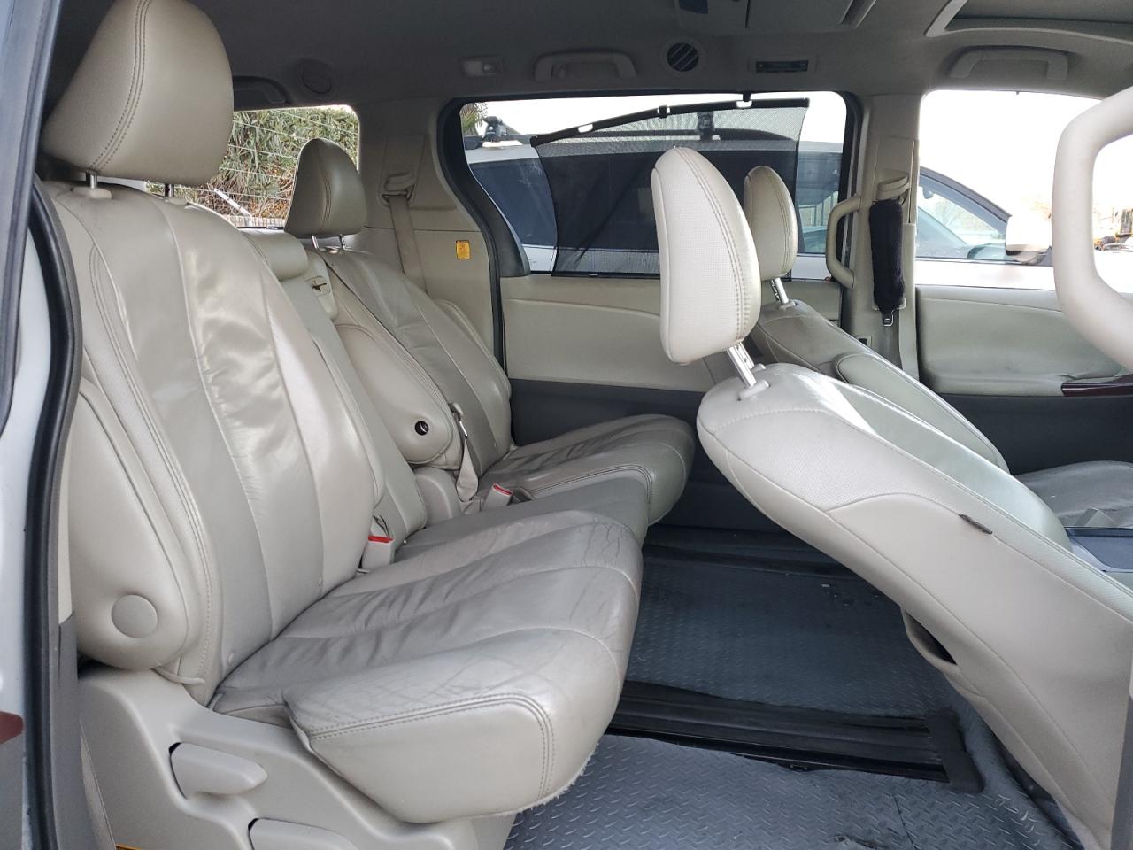 2011 Toyota Sienna - Image 11