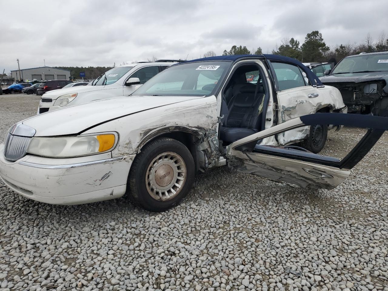 2001 Lincoln Town Car - Image 1