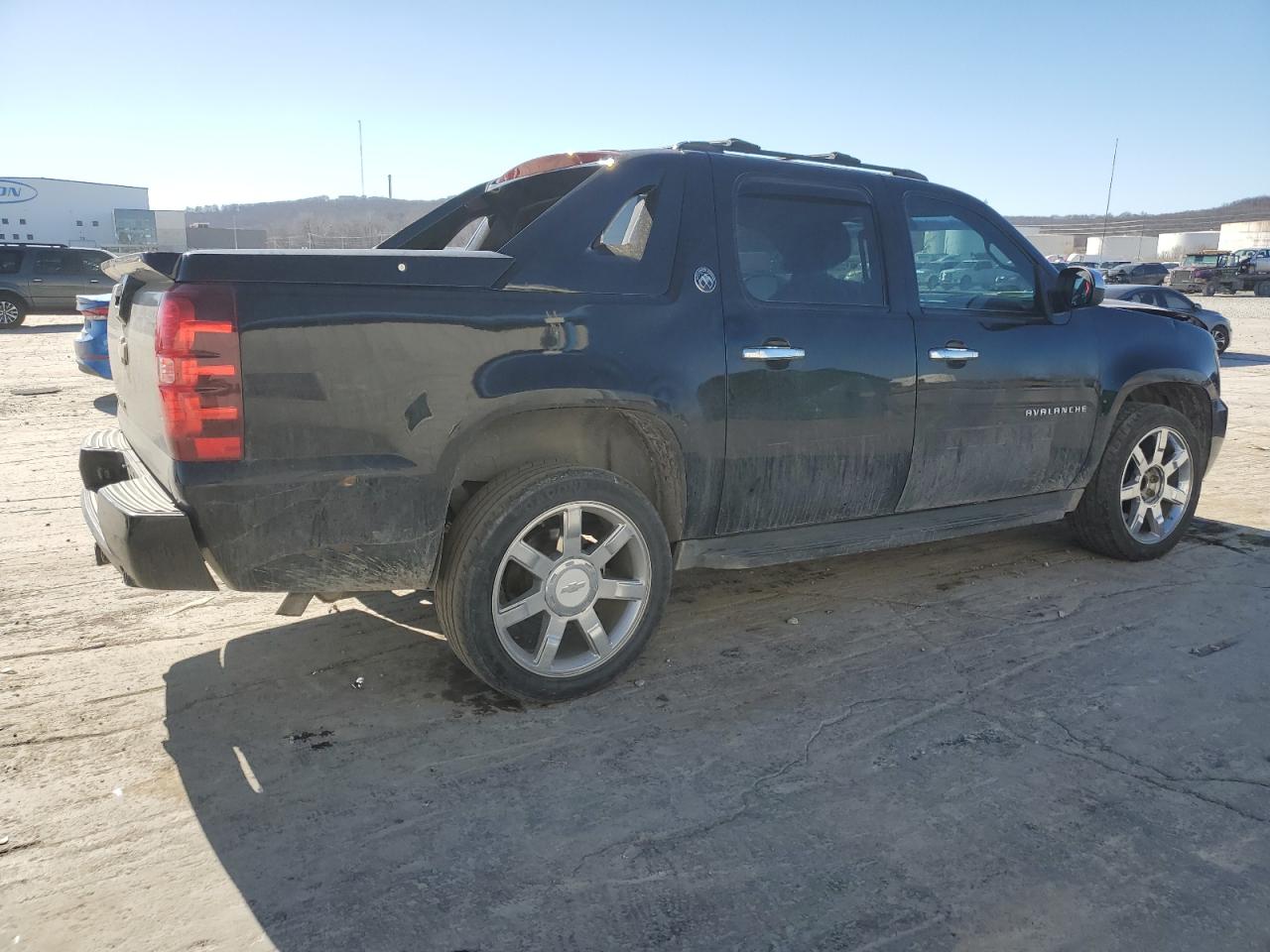 2013 Chevrolet Avalanche - Image 3