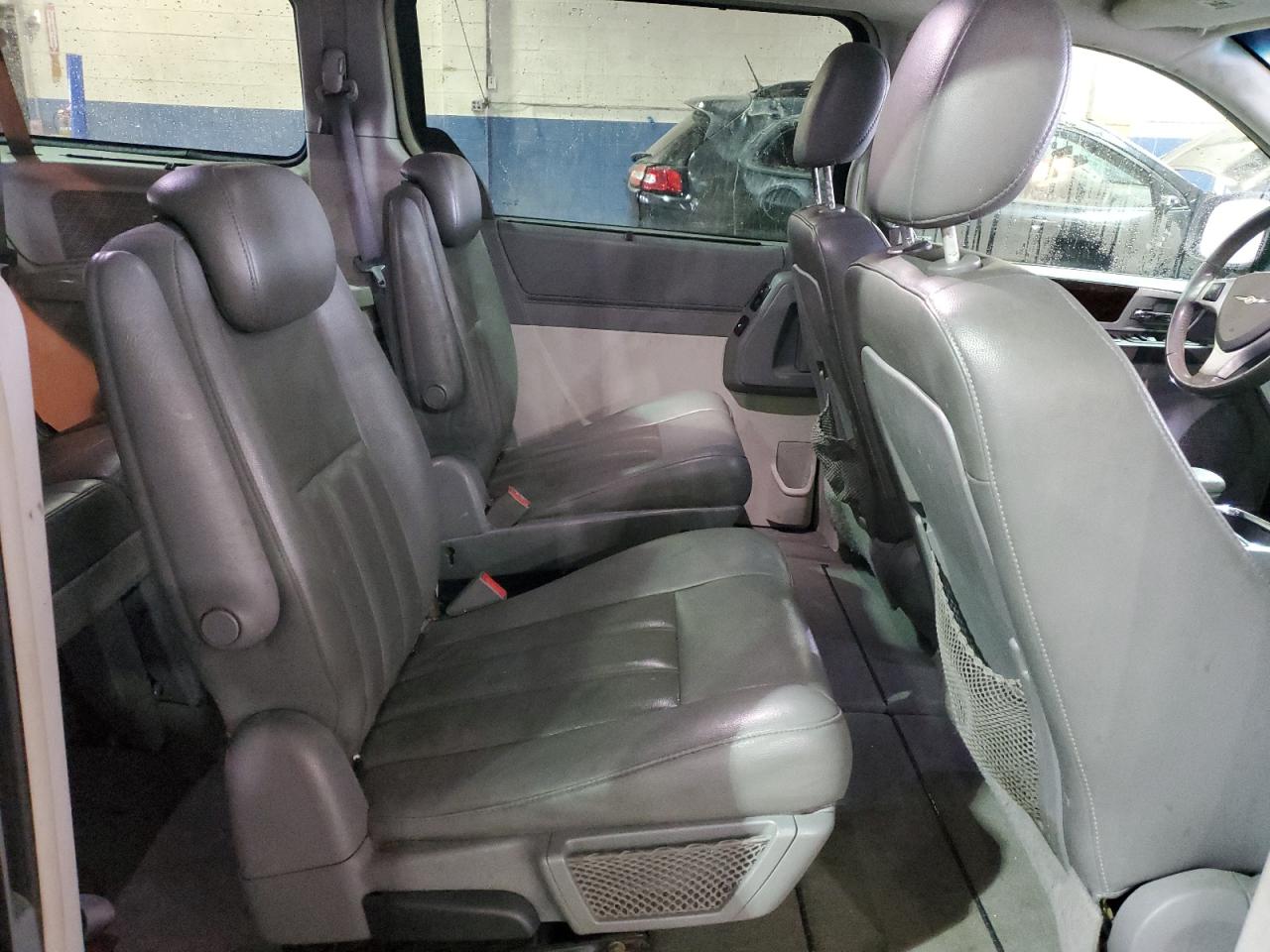 2010 Chrysler Town & Country - Image 11
