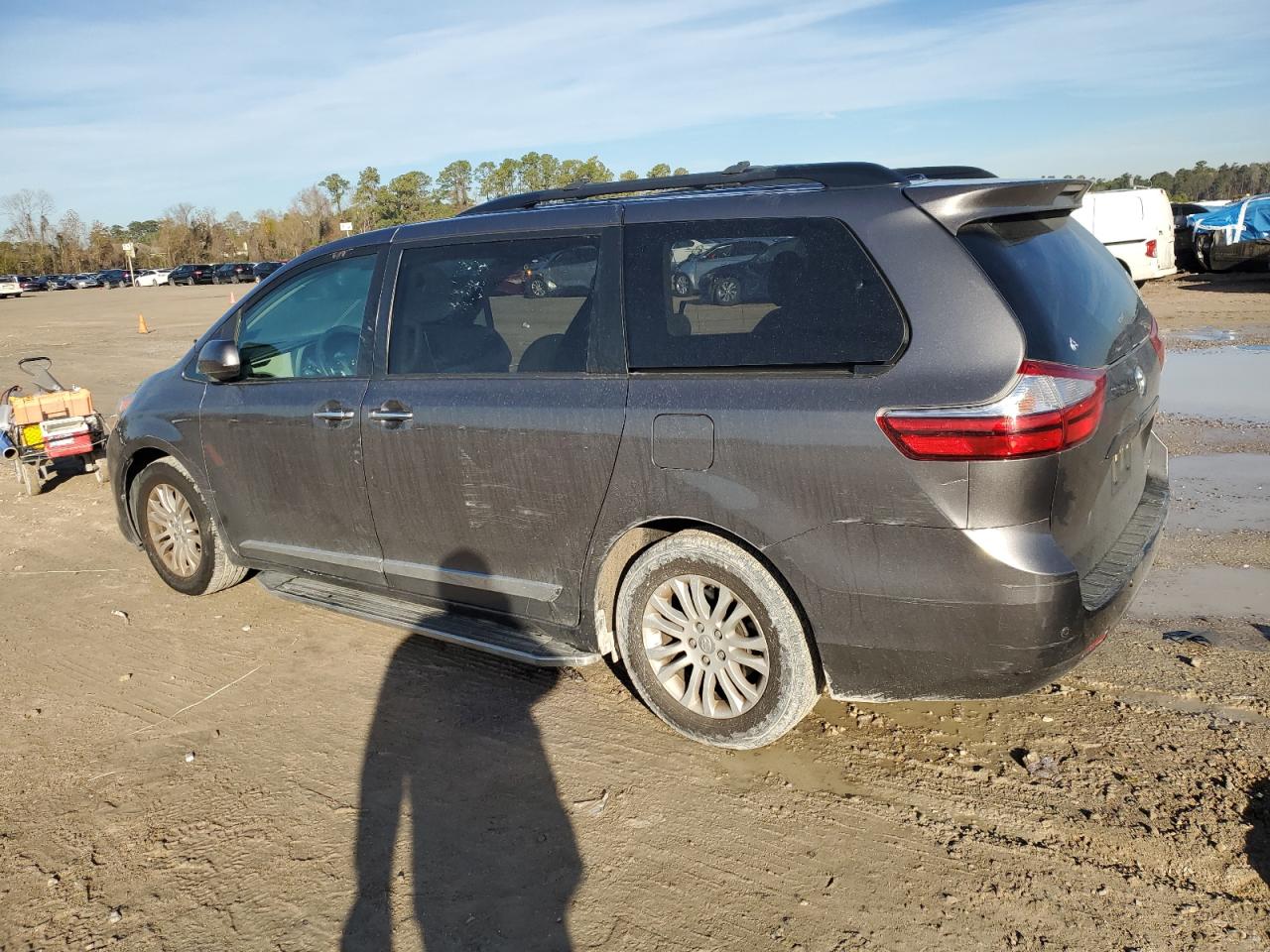 2017 Toyota Sienna - Image 2