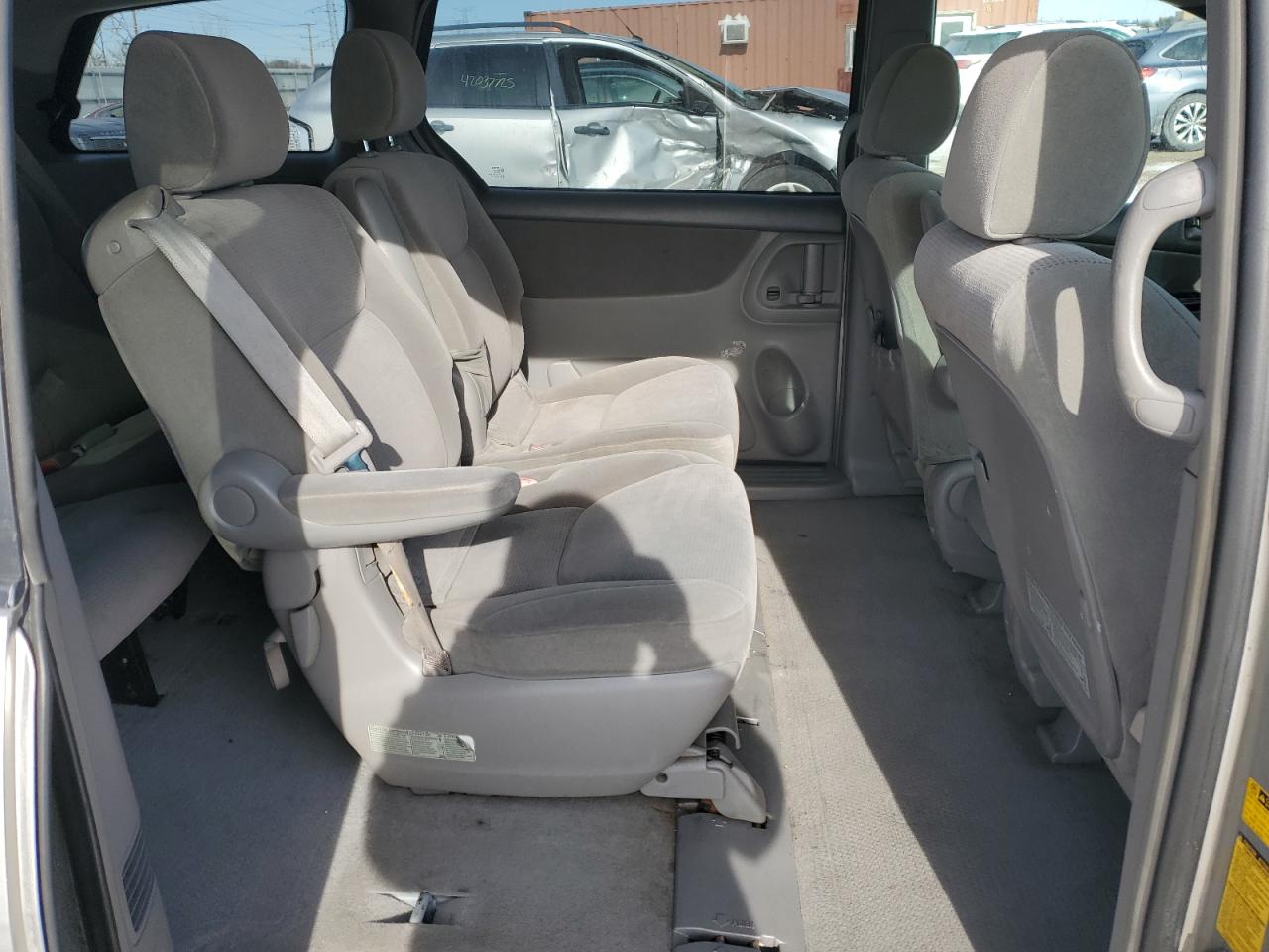 2004 Toyota Sienna - Image 11