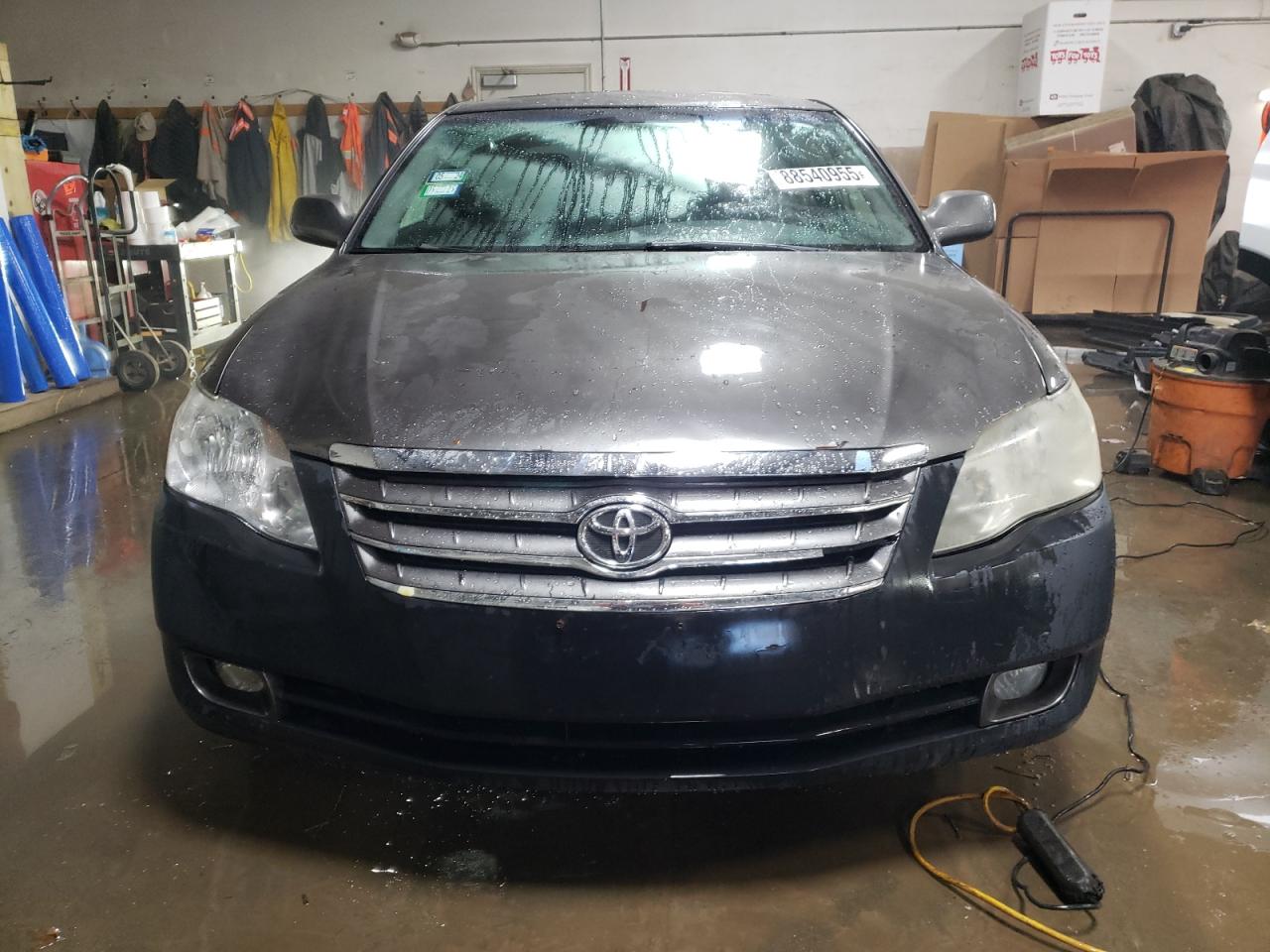 2005 Toyota Avalon - Image 5