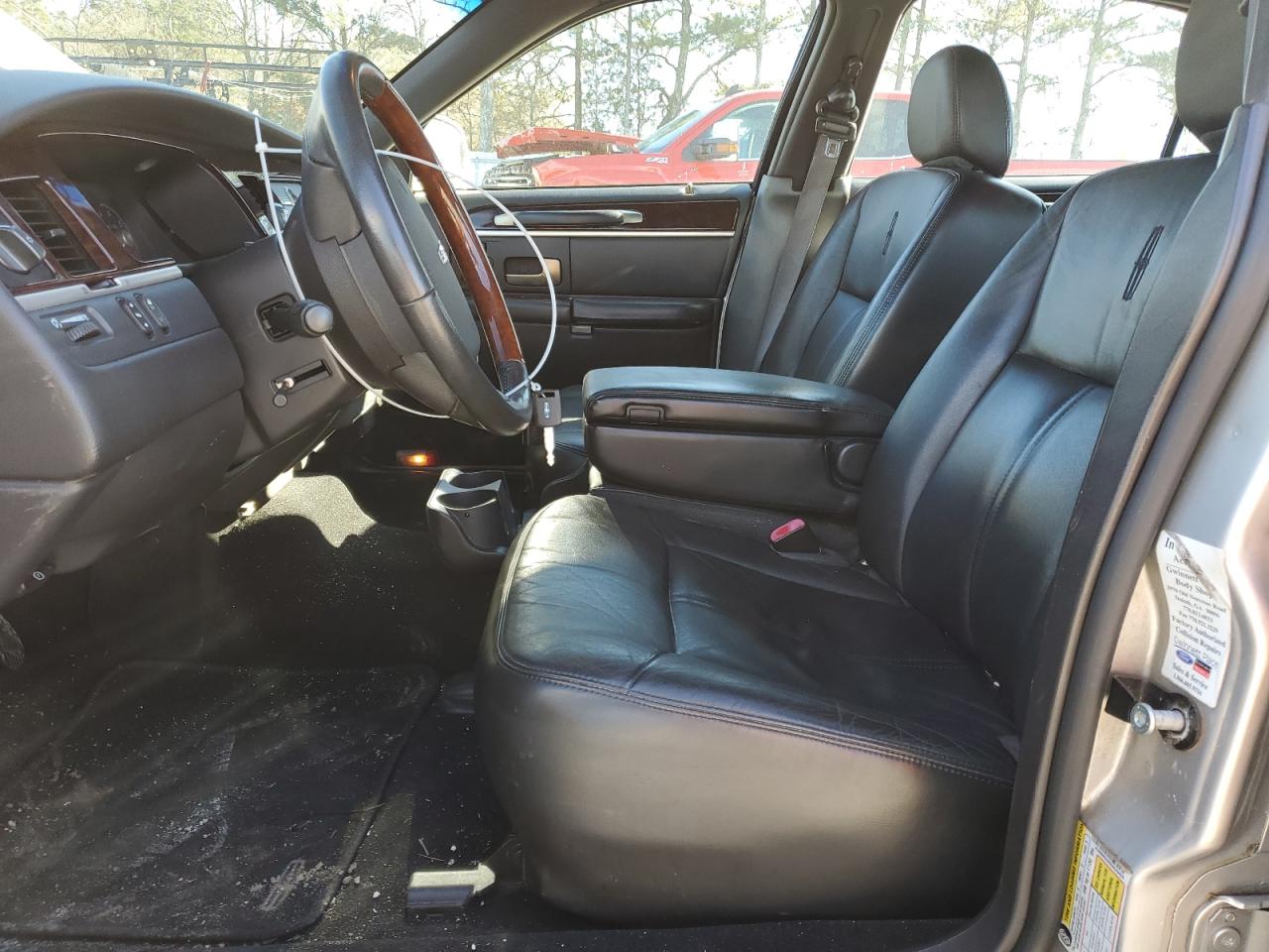2009 Lincoln Town Car - Image 7