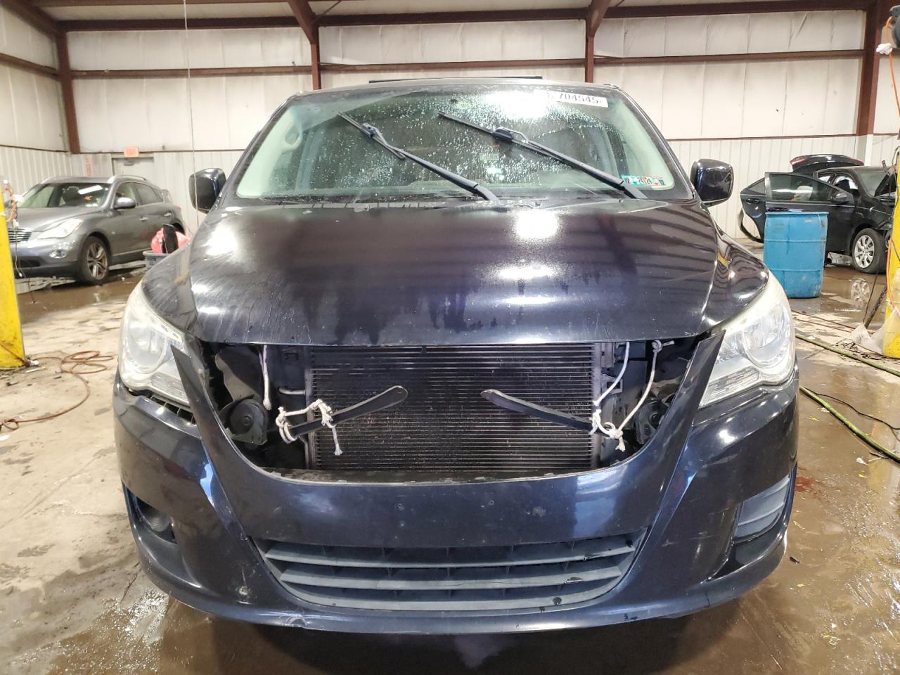 2011 Volkswagen Routan - Image 5