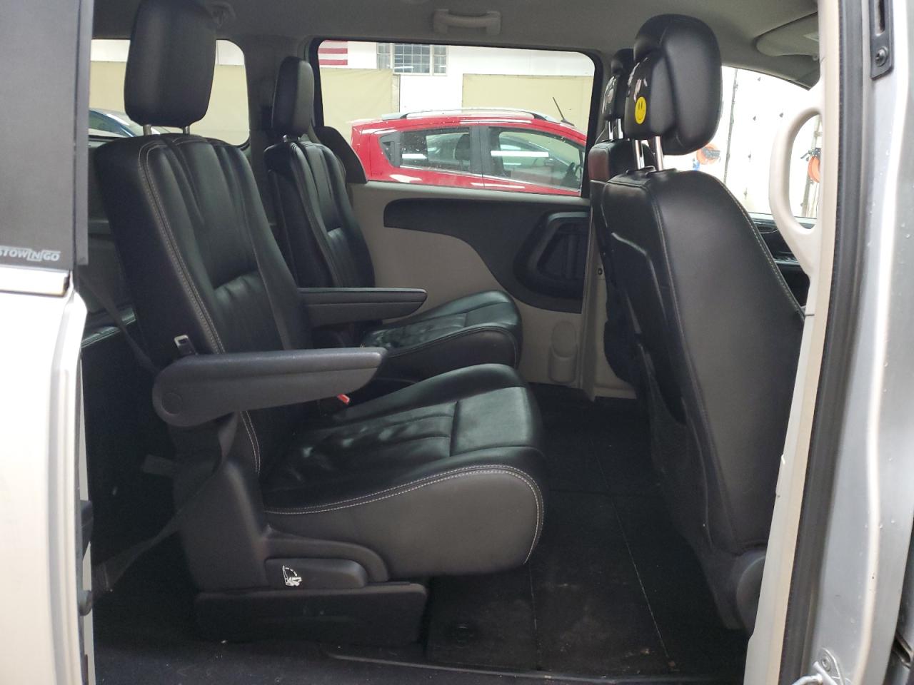 2012 Chrysler Town & Country - Image 11