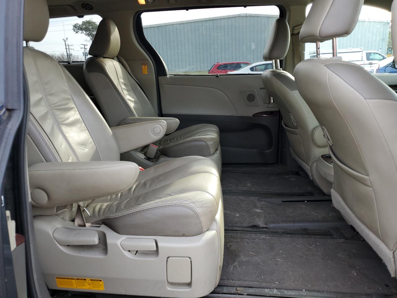 2014 Toyota Sienna - Image 11