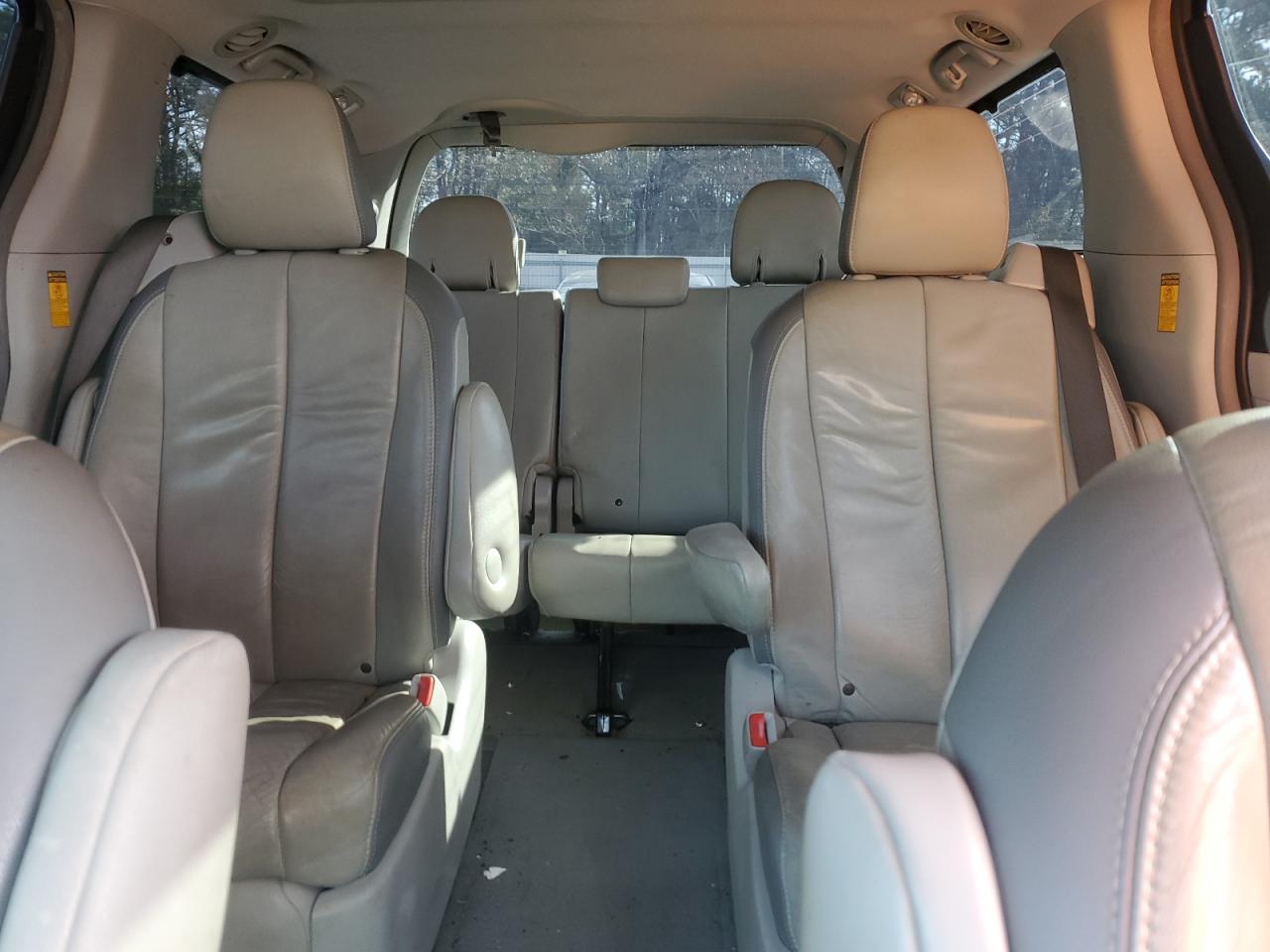 2014 Toyota Sienna - Image 10
