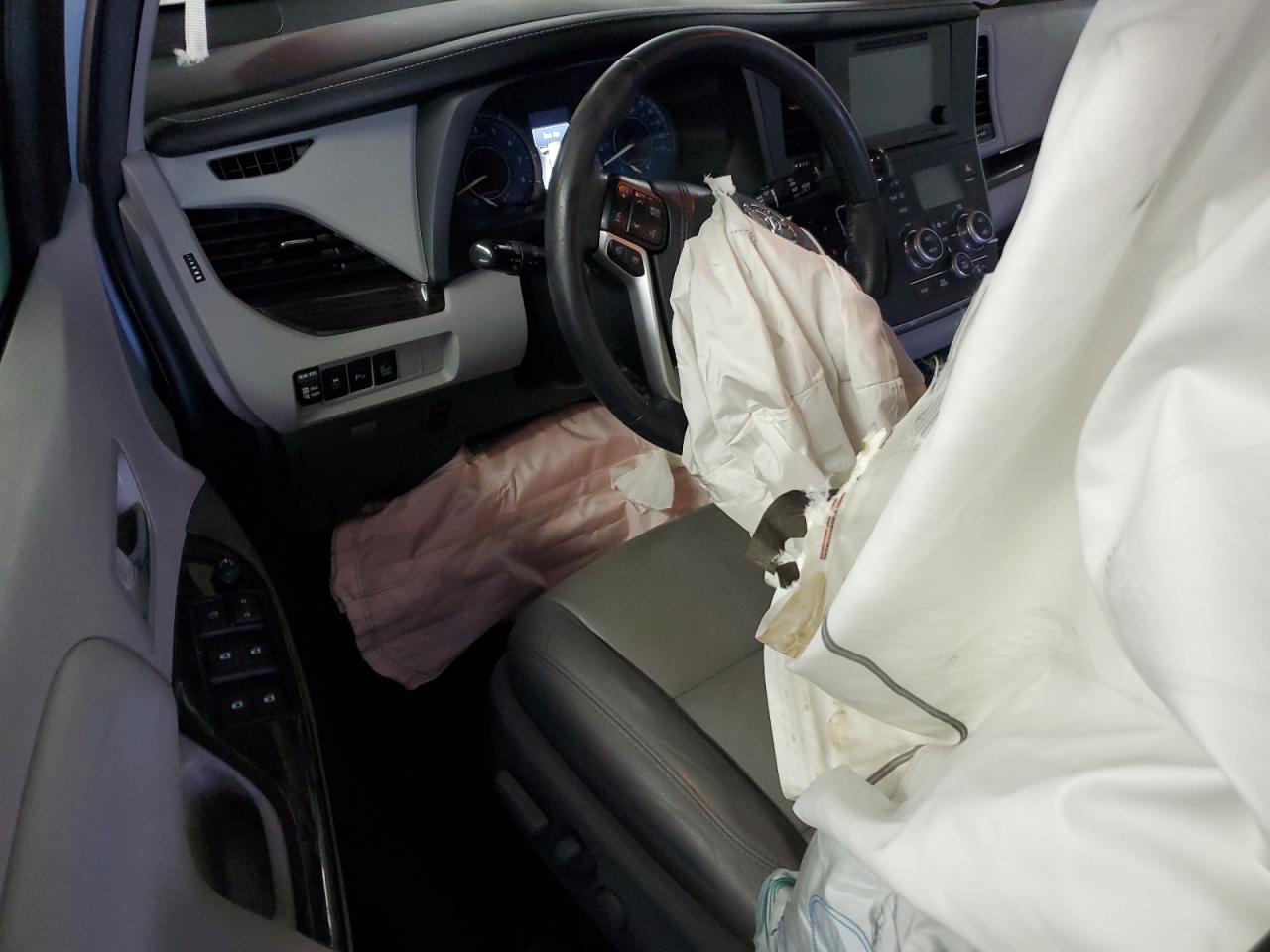 2017 Toyota Sienna - Image 8