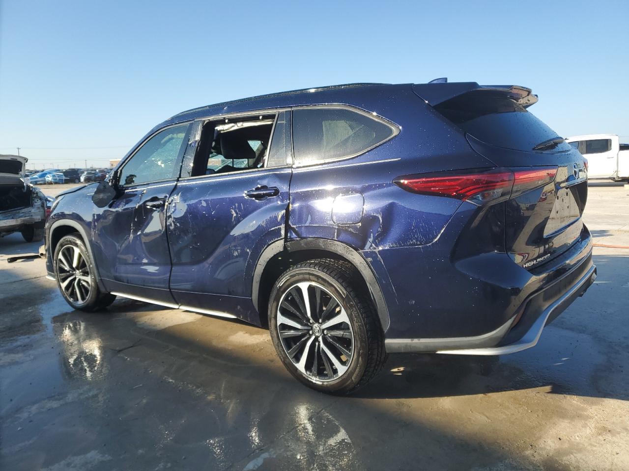 2021 Toyota Highlander - Image 2