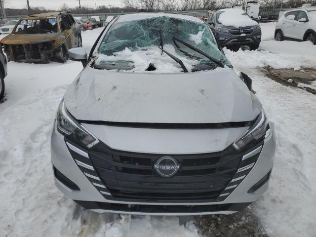  NISSAN VERSA 2023 Серебристый