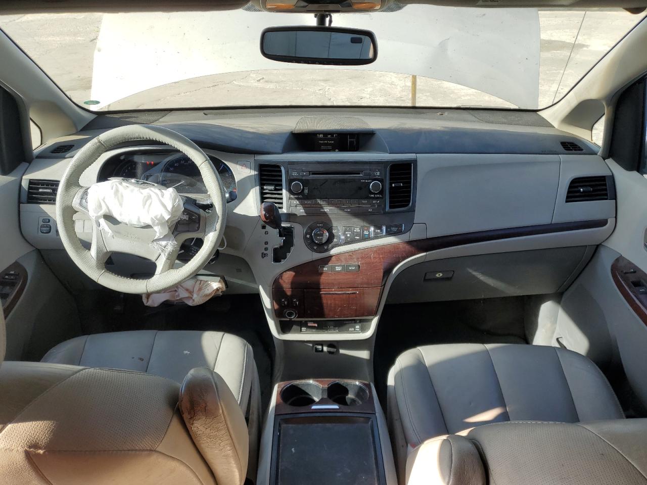 2011 Toyota Sienna - Image 8
