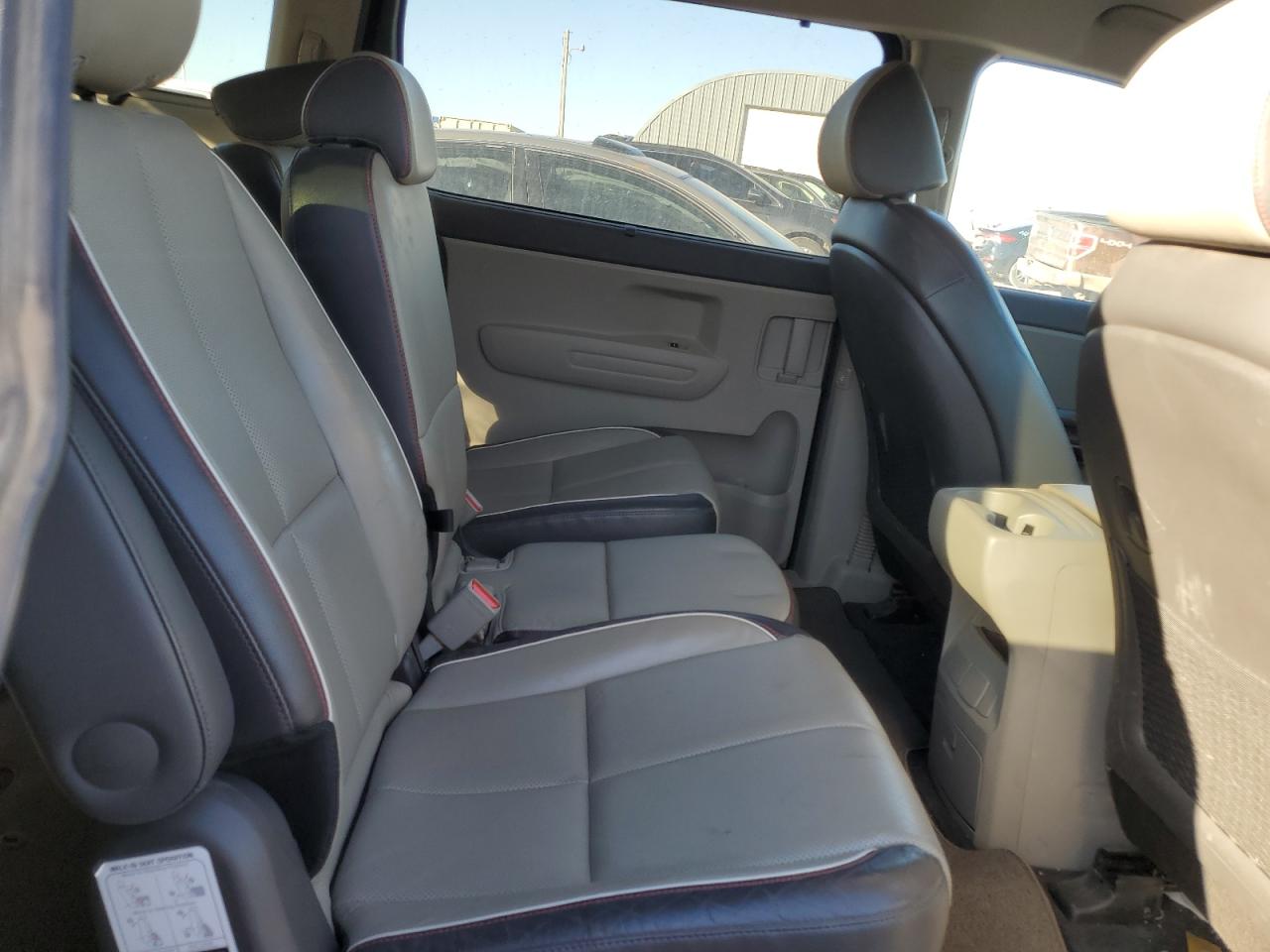 2017 Kia Sedona - Image 11