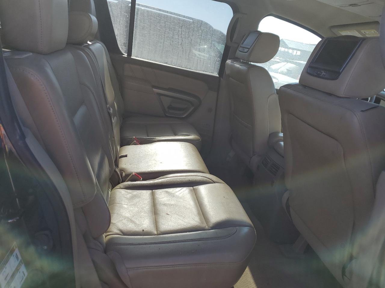 2015 Nissan Armada - Image 11