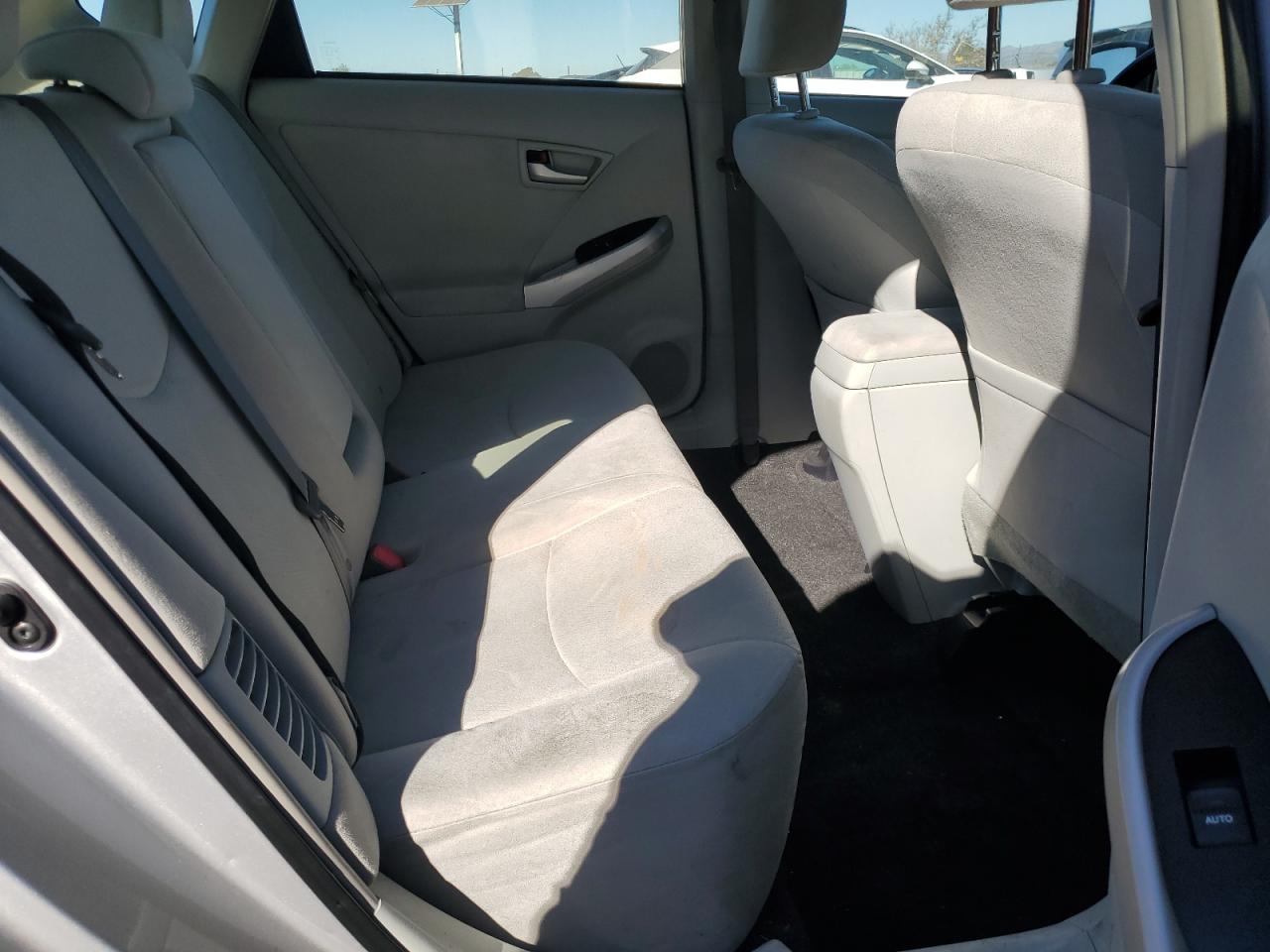 2014 Toyota Prius - Image 10