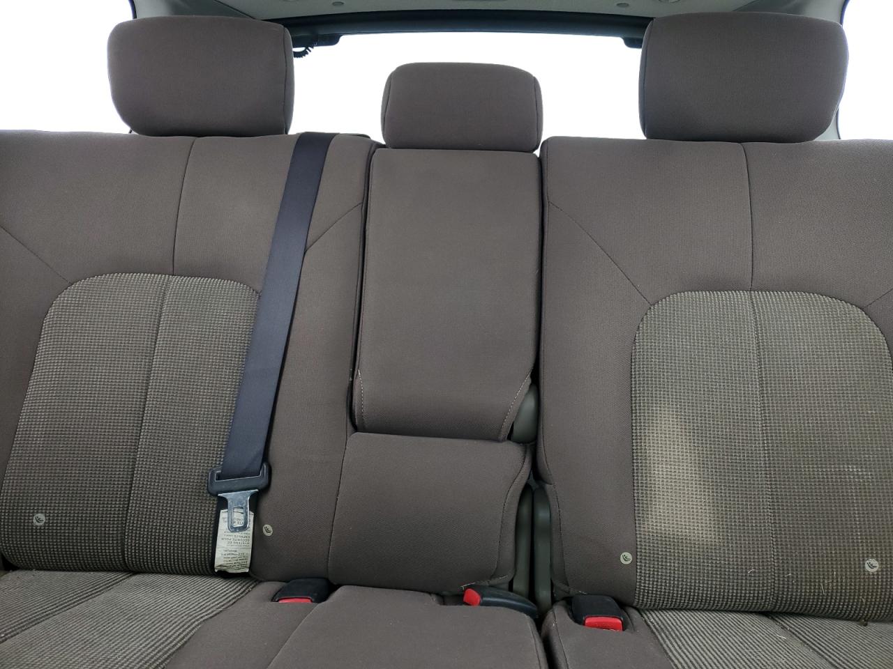 2004 Mitsubishi Endeavor - Image 10