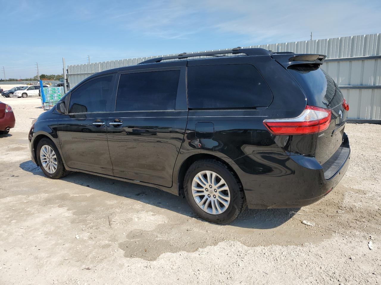 2015 Toyota Sienna - Image 2