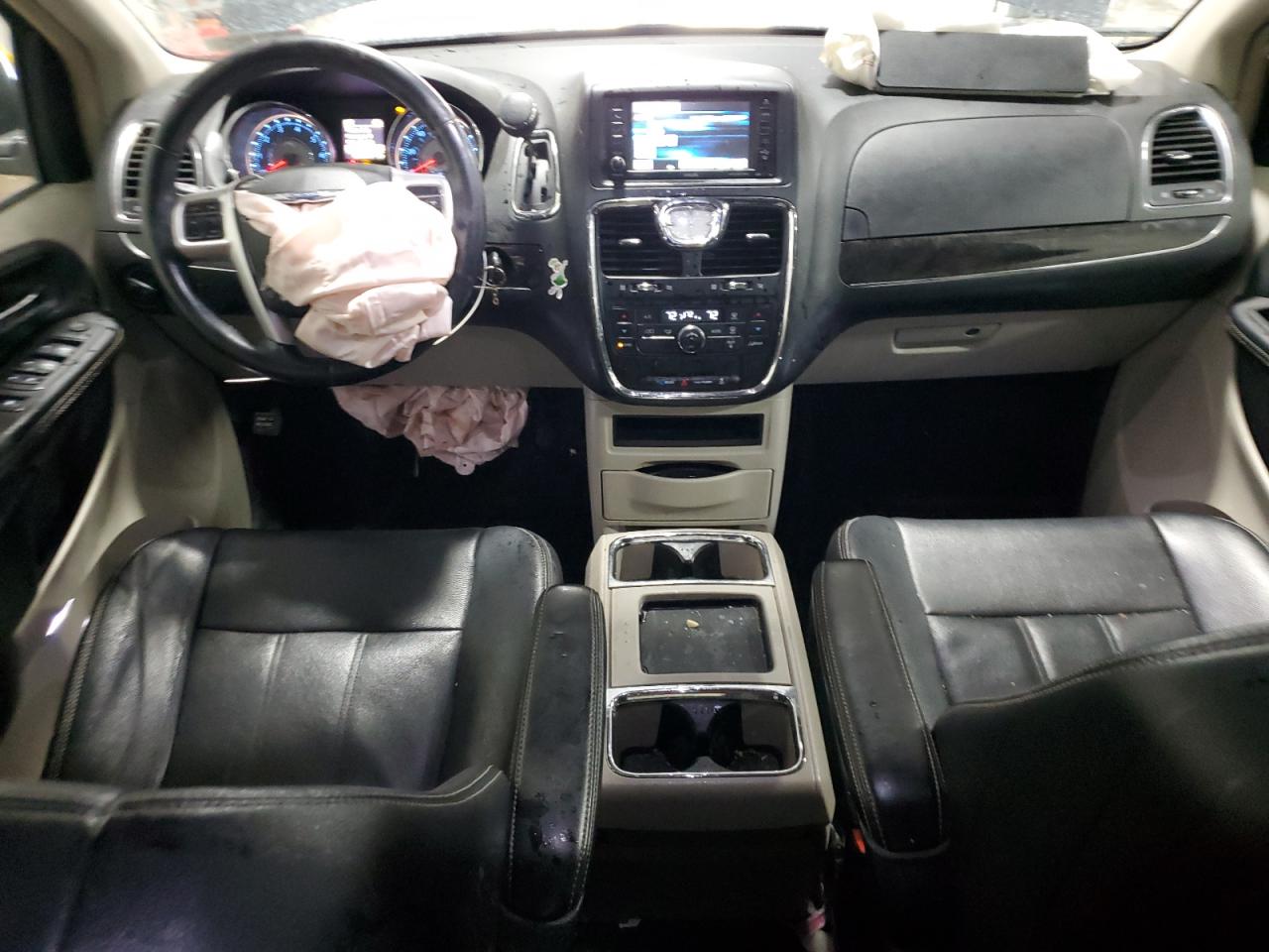 2014 Chrysler Town & Country - Image 8