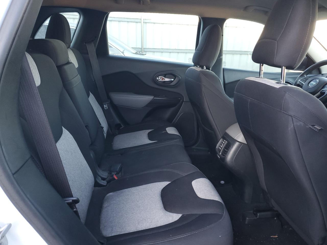 2014 Jeep Grand Cherokee - Image 11