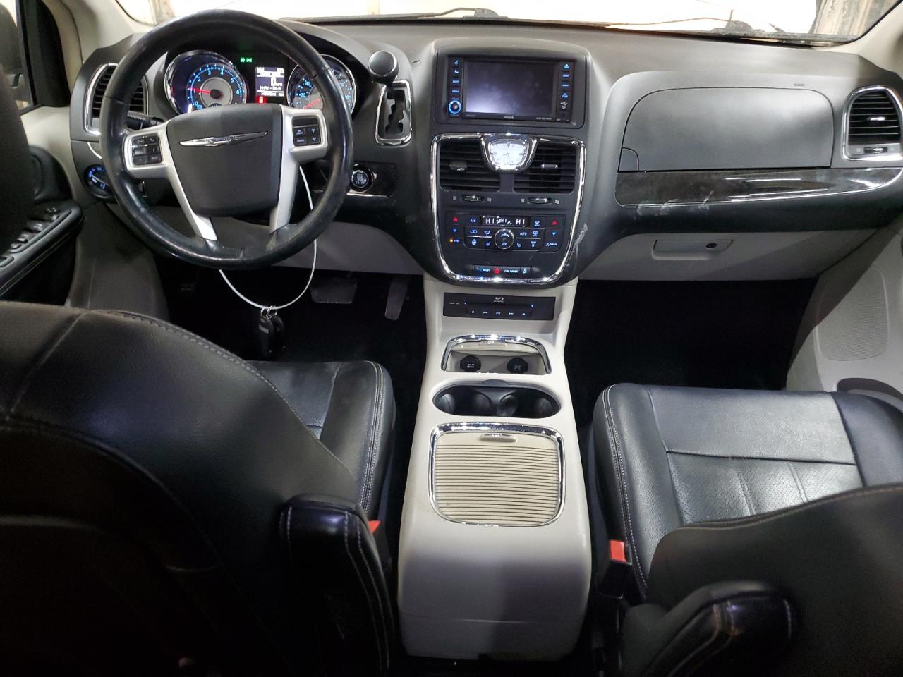 2016 Chrysler Town & Country - Image 8
