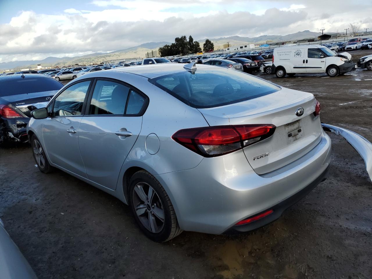 VIN 3KPFL4A7XJE167205 2018 KIA FORTE no.2